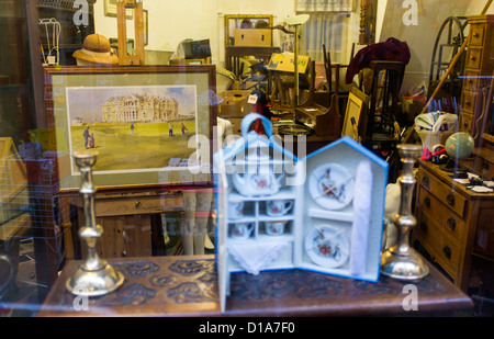 Okehampton Devon England. Il 9 dicembre 2012. Victorian Shopping Arcade a Okehampton mostra un negozio di antiquariato window display. Foto Stock