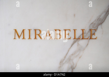 'Mirabelle" incise nelle pareti di marmo all'ingresso del ristorante francese su Curzon Street, Mayfair, London, Regno Unito. Foto Stock