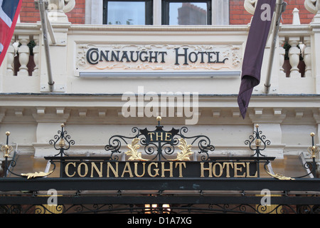 Tettoia sopra l'entrata dell'hotel Connaught su Carlos Place, Mayfair, Londra, Regno Unito. Foto Stock