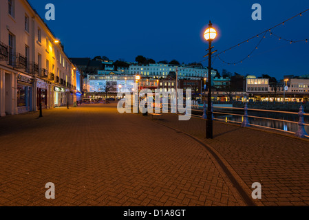 Torquay, Devon, Inghilterra. Il 10 dicembre 2012. Torquay Marina sul lato del porto subito dopo il tramonto in inverno. Foto Stock