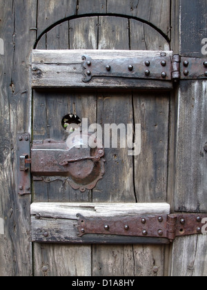 Piccolo medievale porta di legno a Haut Koenigsbourg castello, Bas-Rhin, Alsazia, Francia Foto Stock