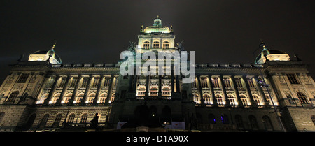 Edificio principale del Museo Nazionale di notte, Praga, Repubblica Ceca Foto Stock