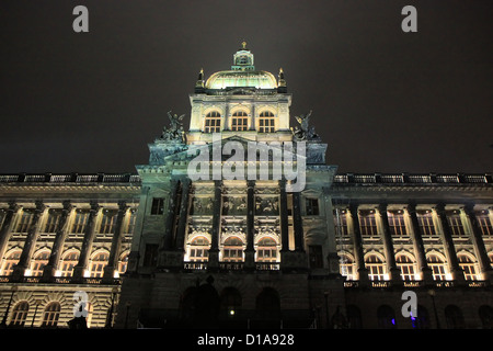 Edificio principale del Museo Nazionale di notte, Praga, Repubblica Ceca Foto Stock