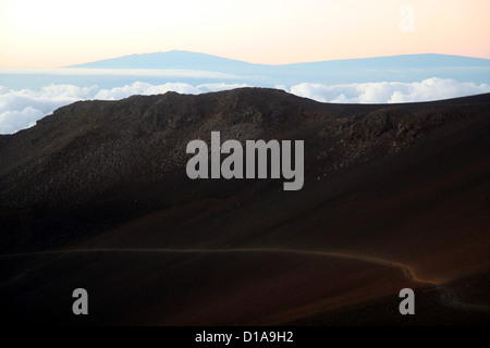Sabbie mobili trail, il Cratere Haleakala, Maui, Hawaii, la Big Island delle Hawaii in distanza Foto Stock