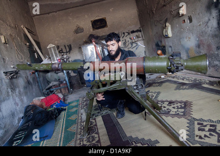 Novembre 29 ,2012 - Aleppo, Siria: gratuitamente un esercito Syran fighter ispeziona un arma in Amaria. Foto Stock