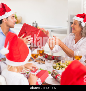 Famiglia lo scambio di regali di natale Foto Stock