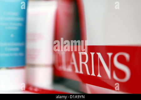 Parte di un Clarins shopping bag e fuori fuoco di prodotti sfusi Foto Stock