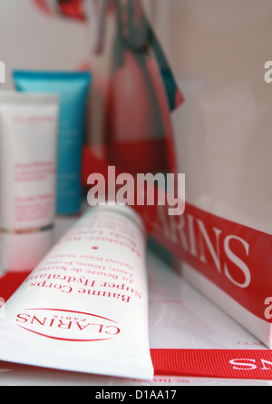 Parte di un Clarins shopping bag e prodotti sfusi nei tubi Foto Stock