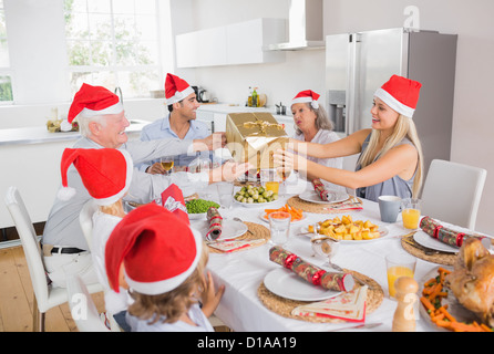 Famiglia di festa lo scambio di doni Foto Stock