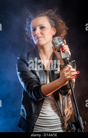 Bella giovane donna sul palco Foto Stock