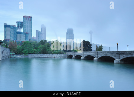 Cascate del Niagara skyline al tramonto, Ontario, Canada Foto Stock