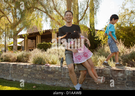 Famiglia avente divertimento insieme. Foto Stock