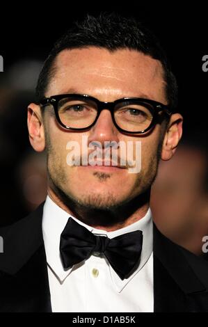 Luke Evans assiste il sessantacinquesimo Royal Film Performance e UK premiere di The Hobbit: un inaspettato viaggio su 12/12/2012 a Leicester Square, Londra. Persone nella foto: Luke Evans. Foto di Julie Edwards Foto Stock