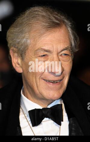 Sir Ian McKellen assiste il sessantacinquesimo Royal Film Performance e UK premiere di The Hobbit: un inaspettato viaggio su 12/12/2012 a Leicester Square, Londra. Persone nella foto: Sir Ian McKellen. Foto di Julie Edwards Foto Stock