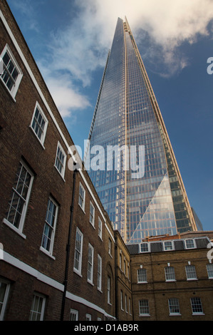 Antico e moderno: Londra il nuovissimo grattacielo "l'Shard", progettato da Renzo Piano, troneggia su di una terrazza di case in stile vittoriano. Southwark, Londra, Regno Unito. Foto Stock