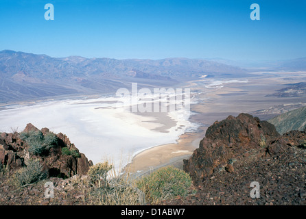 Parco Nazionale della Valle della Morte, California, Stati Uniti d'America - affacciato sul Bacino Badwater, saline e Panamint Mountains da Dante nella vista Foto Stock