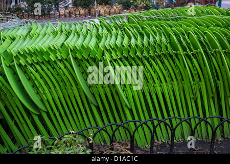 Verde di sedie e tavoli in metallo memorizzato per l'inverno in Union Square di New York City Foto Stock