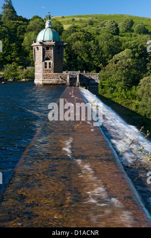 Diga di overflow e casa di pompaggio sul serbatoio Penygarreg nell'Elan Valley, Galles Foto Stock