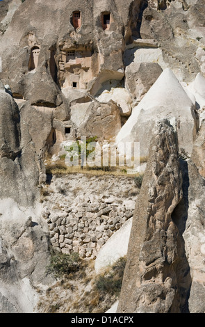 Le abitazioni scavate nel tufo vulcanico, Goreme, Cappadocia, Turchia. Foto Stock