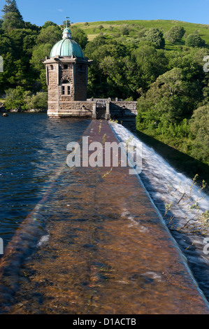 Diga di overflow e casa di pompaggio sul serbatoio Penygarreg nell'Elan Valley, Galles Foto Stock