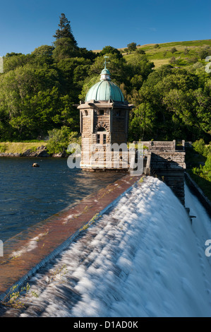 Diga di overflow e casa di pompaggio sul serbatoio Penygarreg nell'Elan Valley, Galles Foto Stock