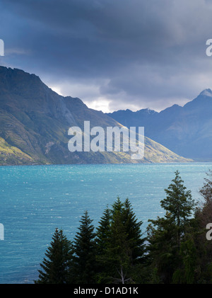 Una vista al tramonto di acque turchesi del lago Wakatipu, preso dall'autostrada Glenorchy-Queenstown, Otago, Nuova Zelanda Foto Stock