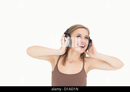 Giovane donna ascolto di musica con cuffie Foto Stock