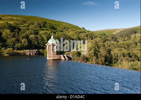 Diga di overflow e casa di pompaggio sul serbatoio Penygarreg nell'Elan Valley, Galles Foto Stock