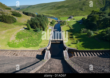 Trabocco dalla diga sul serbatoio Claerwen nell'Elan Valley Foto Stock