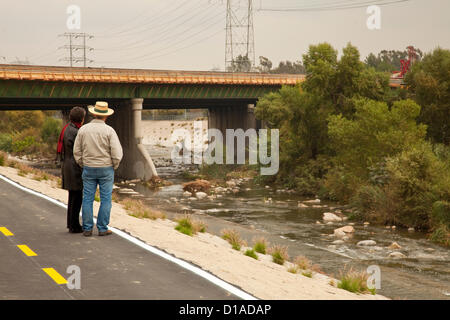 Il Glendale si restringe Riverwalk aperto a Dicembre 12, 2012 con una cerimonia del taglio del nastro. La fase I del Riverwalk progetto comprende due piccoli parchi, un impianto equestre, un progetto di arte pubblica e a mezzo miglio percorso ricreative lungo il fiume di Los Angeles. Glendale, California, Stati Uniti d'America Foto Stock