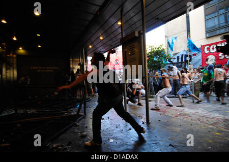 Il 12 Dic. 2012 - Buenos Aires, Buenos Aires, Argentina - i dimostranti si sono scontrati con la polizia dopo la marcia verso la provincia di Tucuman rappresentanza a Buenos Aires per protestare Marita Veron il caso della frase. Marita Veron è stato rapito e sessualmente schiavo in aprile 2002, e non è mai stata trovata. Frustrato dalla mancanza di interesse da parte della giustizia e della polizia, sua madre, Susana Trimarco, ha condotto un indagine personale che portò all'Argentina del nord-est infine inviato alla giustizia 13 persone coinvolte nel rapimento e la vendita di sua figlia. Dopo dieci mesi di prova, i giudici infine Foto Stock