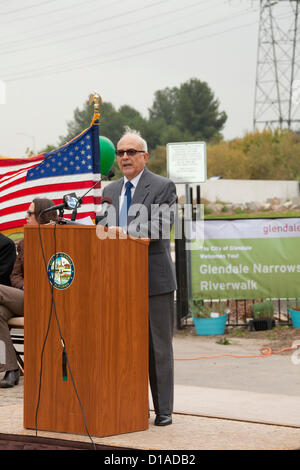 Glendale Sindaco Frank Quintero. Il Glendale si restringe Riverwalk aperto a Dicembre 12, 2012 con una cerimonia del taglio del nastro. La fase I del Riverwalk progetto comprende due piccoli parchi, un impianto equestre, un progetto di arte pubblica e a mezzo miglio percorso ricreative lungo il fiume di Los Angeles. Glendale, California, Stati Uniti d'America Foto Stock