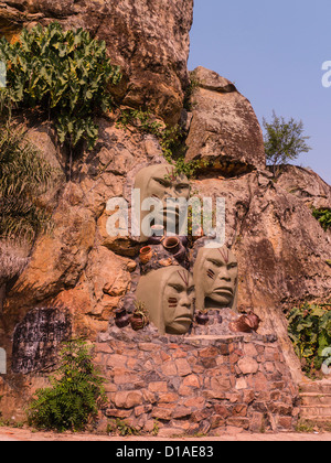 Tres Caras de Indios monumento in Tobatí, Paraguay che dispone di tre grandi facce scolpite dei popoli indigeni. Foto Stock