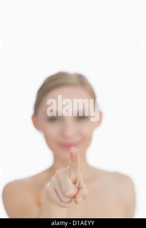 Giovane donna rivolti a schermo invisibile Foto Stock