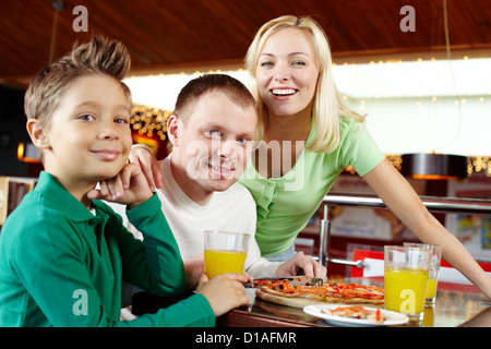 Ritratto di una famiglia felice a pranzo al cafè Foto Stock