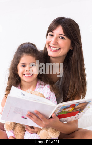 Madre e figlia storybook di lettura Foto Stock
