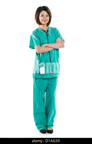 Donna cinese medico indossando un verde scrubs e stetoscopio. Isolato su bianco. A piena lunghezza verticale. Foto Stock