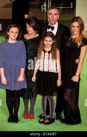 James Nesbitt e la famiglia partecipa al Royal premiere del film di 'The Hobbit: un inaspettato viaggio" di Odeon Leicester Square di Londra, Regno Unito, 12/12/2012 Credit: Mario Mitsis / Alamy Live News Foto Stock