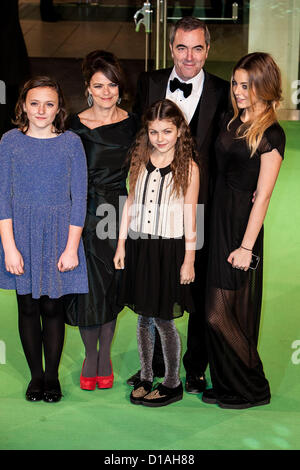 James Nesbitt e la famiglia partecipa al Royal premiere del film di 'The Hobbit: un inaspettato viaggio" di Odeon Leicester Square di Londra, Regno Unito, 12/12/2012 Credit: Mario Mitsis / Alamy Live News Foto Stock