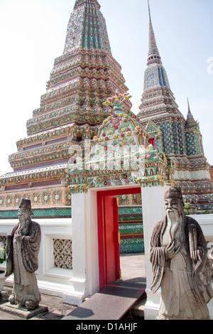 Antiche statue cinesi all'interno di Bangkok il Grand Palace, Thailandia Foto Stock