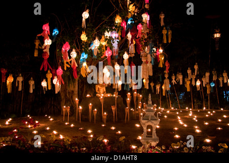 Buddista celebrazione notturna in Chiang Mai Thailandia Foto Stock