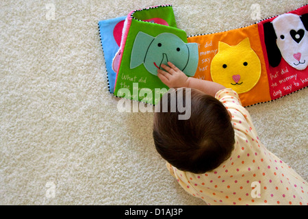 Dieci mesi baby giocando e l apprendimento Foto Stock