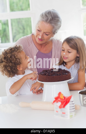 Ai bambini di torta con la nonna Foto Stock