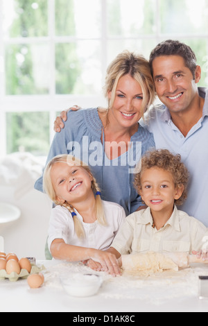 Il padre e la madre la cottura con i loro figli Foto Stock