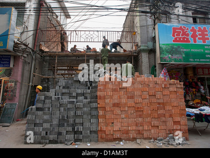 Lavoratore manuale su un sito di costruzione a Pechino, Cina Foto Stock