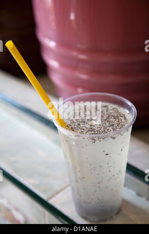 Xochimilco mercato Agua fresca in stallo - Lime (limonata) Drink con semi di Chia - Città del Messico DF Foto Stock