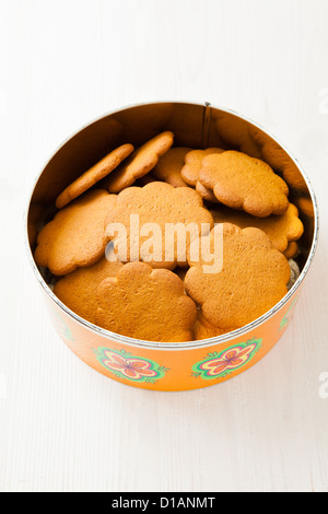 Biscotti di panpepato in metallo decorativo contenitore stagno su sfondo bianco Foto Stock