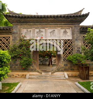 Porta circolare a Zhu Family House, Jianshui, nella provincia dello Yunnan in Cina Foto Stock