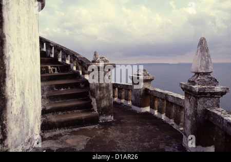 Fort Aguada Vecchio faro portoghese costruito nel 1612 situato sulla spiaggia di Sinquerim, con vista sul Mar Arabico. Goa India Foto Stock