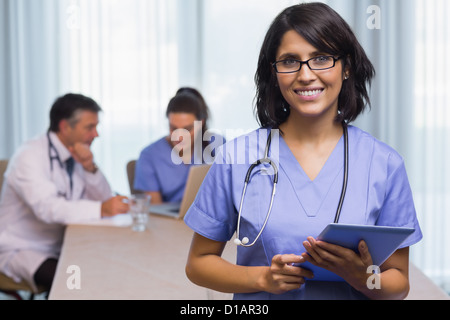 Infermiera sorridente con i tablet pc Foto Stock